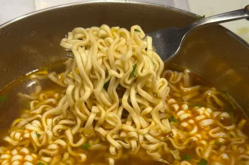 ▲味味麵麻辣燙湯麵主打微甜麻辣風味並帶濃濃香氣，加入花椒香氣讓辣感更加平衡，整體耐吃、不膩口。（圖／泡麵公社 泡麵俱樂部）