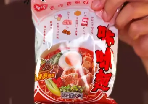 ▲味味麵麻辣燙湯麵CP值高，在全聯售價一袋65元，一袋內有5小包，等於一小包只要15元。（圖／味丹速食麵臉書）