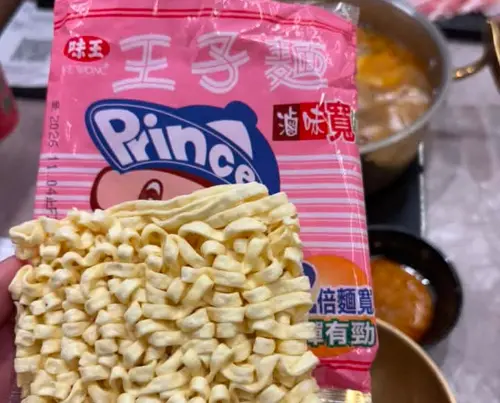 ▲有民眾意外發現「粉紅色包裝」的王子麵，引來內行點出與經典款差別在於麵體。（圖／泡麵公社 泡麵俱樂部）