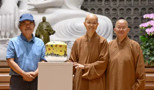 ▲藝術家程代勒（左）捐贈陶作〈金色大地〉作為佛光緣美術館台中館館藏。（圖／惠中寺提供）