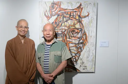 ▲佛光緣美術館台中館館長覺居法師（左）及藝術家吳炫三（右）與其創作〈南島少女和她的寵物〉合影。（圖／惠中寺提供）