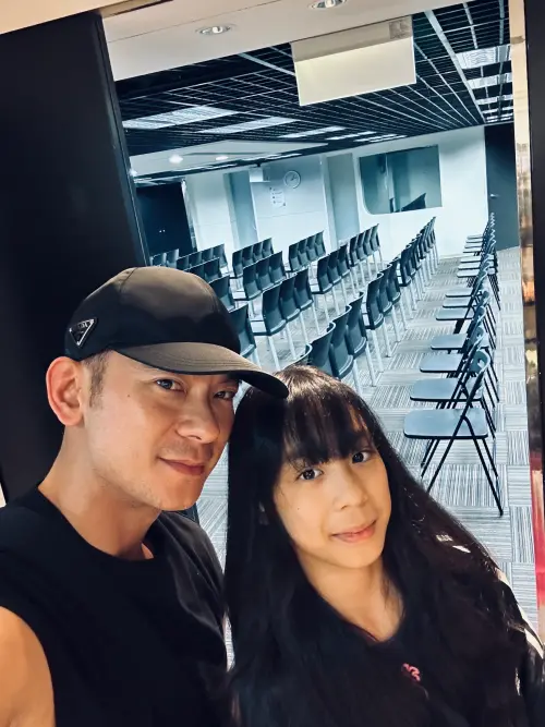 ▲亮哲（右）分享陪伴小女兒小緹（左）參加韓國練習生徵選的心情，直言看著孩子追夢既感動又心疼。（圖／亮棠文創提供）