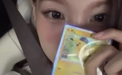 ▲娜璉分享卡片的時候動手下去凹人家，嚇瘋許多粉絲。（圖／翻攝自X）