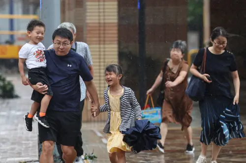 今年最兇颱炸廣東！71萬人撤離 港機場350航班停飛陸空交通癱瘓