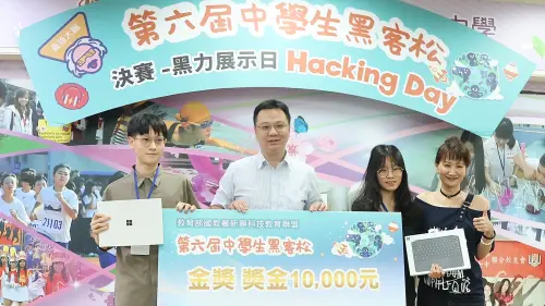 ▲新竹市天主教磐石高級中學、國立彰化女子高級中學「鋼鐵人的助聽器」，以「AI智慧眼鏡協助聽損者辨識環境聲音」拿下金獎。（圖／高市府教育局提供）