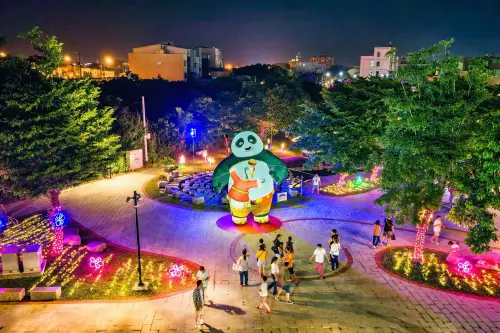 ▲鹿港小鎮更搖身一變成為充滿童趣的奇幻世界，「2026 鹿港小鎮光影藝術節」自即日起隆重登場並將一路展延至 8 月 23 日，現場《功夫熊貓》主燈超可愛。（圖／彰化縣政府）