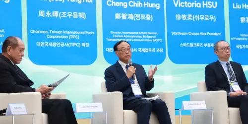 ▲台灣港務公司董事長周永暉(中)在濟州郵輪論壇作專題演講。(圖／台灣港務公司提供)