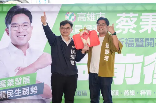 ▲ 高雄市長參選人賴瑞隆特別前來蔡秉璁服務處成立茶會力挺蔡秉。（圖／民進黨高雄市議員參選人蔡秉璁提供）