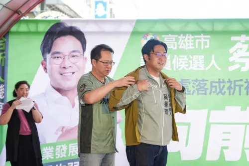 ▲立委邱志偉現身服務處為自己的子弟兵穿上披掛，象徵披掛上陣、全力以赴。（圖／民進黨高雄市議員參選人蔡秉璁提供）