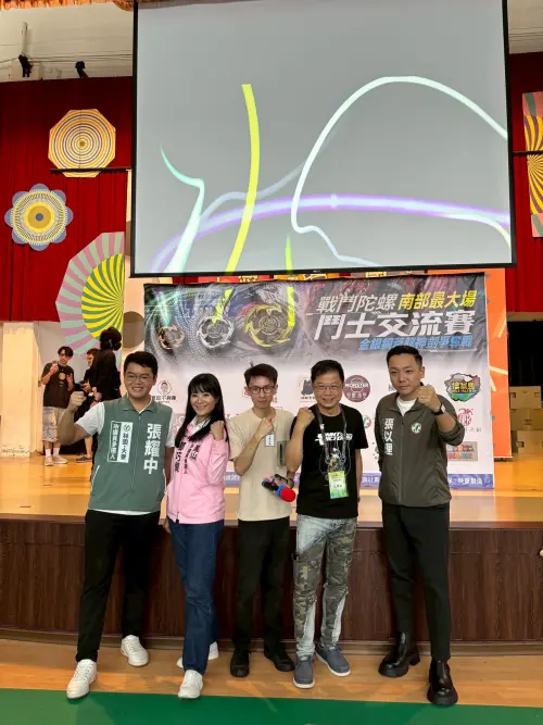 ▲ 包括市議員候選人張以理、鄧巧佩、張耀中以及現任議員張博洋等人都親自到場與大小朋友共襄盛舉，展現戰鬥陀螺跨越年齡的超高人氣。（圖／左楠市議員候選人張以理提供）