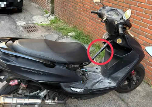 機車中間「卡一根」有啥用途？車行公布答案　車主全愣：長知識了