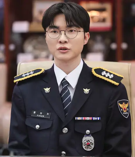 ▲Faker 身穿韓國警察名譽制服出席委任儀式，表示將協助推廣防制青少年網路賭博宣導。（圖／翻攝自韓國警察廳）