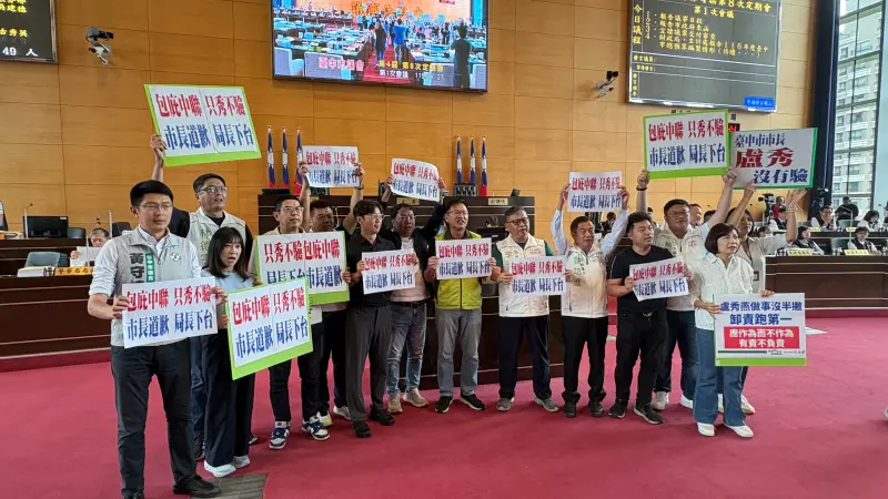    ▲幾番衝突後，綠營退到議場左邊集結喊口號。（圖／記者顏幸如攝，2026.07.27）  