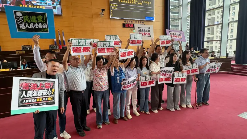    ▲藍白議員留在議場右邊繼續要求總統賴清德道歉。（圖／記者顏幸如攝，2026.07.27）  