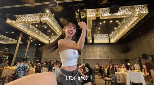 ▲林襄（如圖）在台下狂歡呼，但馬傑森都不看她，讓她直接用手指眼睛的警告男友。（圖／翻攝自YouTube@95_mizuki_tw）