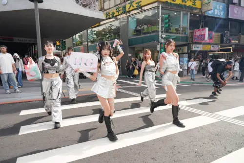 ▲UG透過「未來使者」街頭快閃演繹品牌精神，結合藝術展演與白桃烏龍系列，展現「我就是我，無法被定義」的品牌態度。（圖／業者提供）