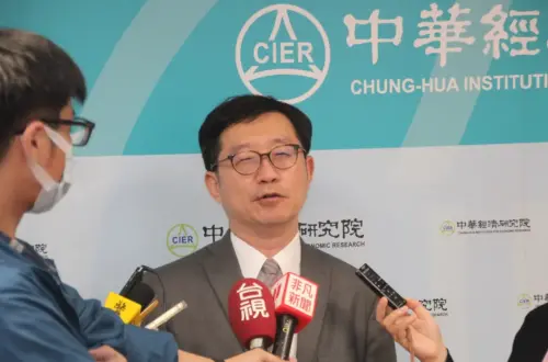 CIER President Lien Hsien-ming speaks to the press about Taiwan's economy. (TCN)