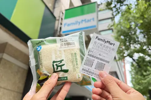 ▲民眾花151元買匠土司春日抹茶夾心土司、黑松沙士，喜提百萬獎金。（圖／全家提供）