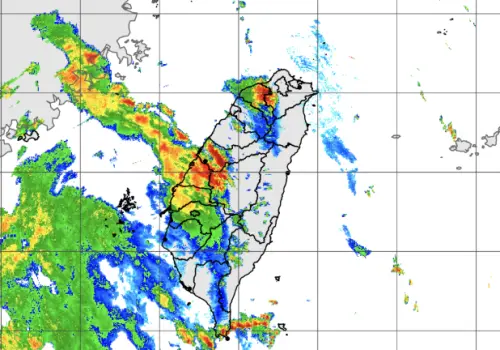 大雷雨警戒／國家警報響！新北、桃園雨狂轟　嚴防淹水、強陣風