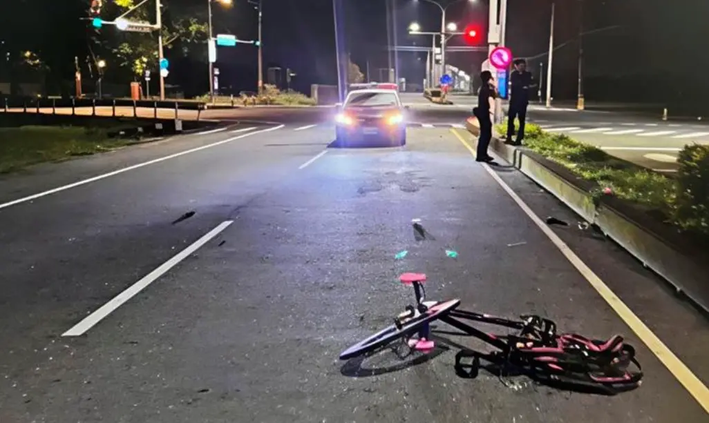 ▲雲林縣虎尾鎮發生死亡肇車禍，昨（26）日晚間9時多，一名17歲陳姓少年騎公路車在芒果大道路口左轉時，遭一輛轎車撞擊，少年疑遭拖行數百公尺。（圖／翻攝畫面）