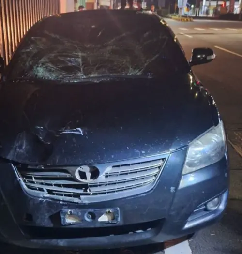 ▲警方獲報到場，並在事故地點350公尺外尋獲肇事轎車，該車並未懸掛車牌，且駕駛已棄車逃逸。（圖／翻攝畫面）