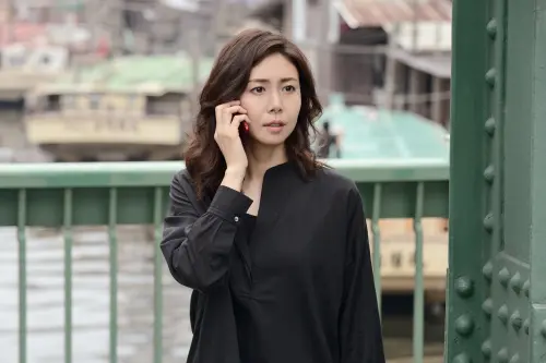 ▲松嶋菜菜子（如圖）在《當祈禱落幕時》飾演美麗又神祕的舞台劇導演淺居博美，與阿部寬有多場精彩的演技對決。（圖／新參者劇照）