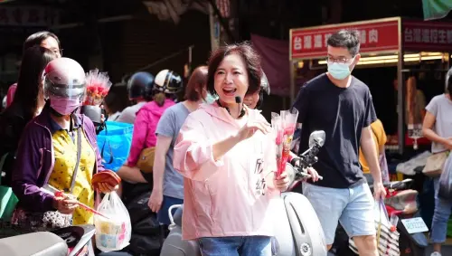 ▲別的媽媽和家人歡度母親節時，何欣純忙著在菜市場發送康乃馨。（圖／翻攝何欣純臉書 ,2026.08.03）