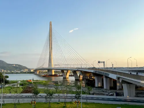 ▲淡江大橋5月才通車，星巴克淡水漁人碼頭門市7月29日結束營業。（圖／記者蕭涵云攝）