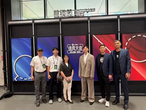 ▲手握狀元籤的廣州隊，最終如外界預期選中了潛力後衛宋昕澔（圖右三），讓他順利披上狀元戰袍，開啟職業籃球新篇章。（圖／政大提供）