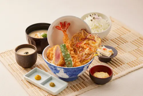 ▲平常日午間雅膳只要290元，吃得到腰內炸豬排加上酥炸草蝦。（圖／つ丼屋 勝急提供）