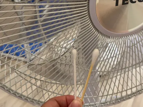 ▲記者實測使用一般雙頭棉花棒（左）與較大棉花棒（右）進行電風扇細縫清潔。（圖／記者徐銘穗攝）