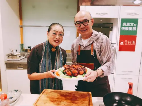 ▲李嘉茜（左）生前與吳恩文（右）有深厚交情，常常一起直播做菜。（圖／翻攝自吳恩文的快樂廚房FB）