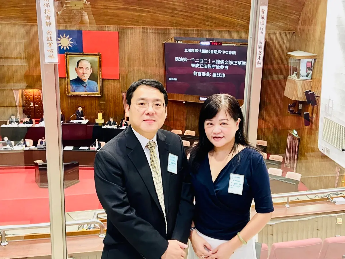 ▲台灣遺囑協會理事長劉韋德（左）與副秘書長王敏華（右）今（28）日在立法院觀看修法，見證歷史性的一刻。（圖／翻攝自台灣遺囑協會臉書）