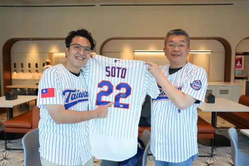 開心獲Soto簽名球棒！沈伯洋赴大都會隊「台灣日」展開運動外交