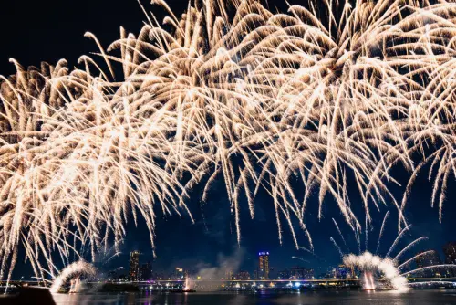 ▲今天 20 時登場的大稻埕夏日節平日煙火秀，施放時長由往年的 6 分鐘大幅加碼至 8 分鐘。（圖／記者陳人豪攝）