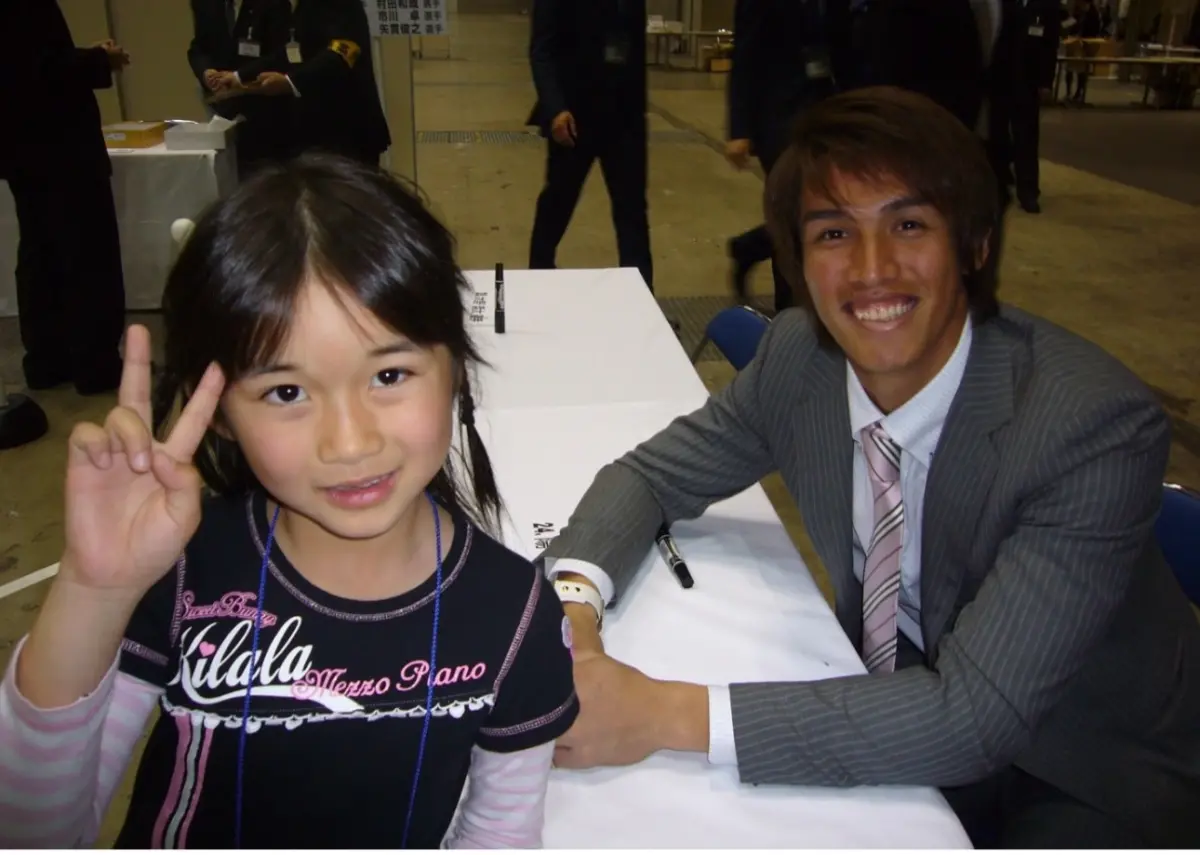 ▲前日本早安少女組成員牧野真莉愛，今日在個人社群寫下長文，暖心告白陽岱鋼引退，還貼出6歲時與陽岱鋼的合照。（圖／取自牧野真莉愛個人IG）