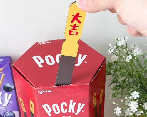 ▲「Pocky百奇御神好籤筒」吃甜食還可以抽好籤求大吉。（圖／7-11提供）
