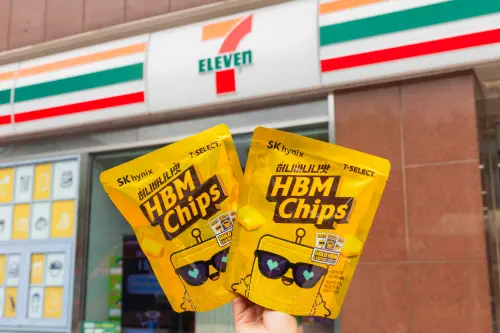 ▲以半導體晶片為靈感打造精緻方形外觀的「HBM Chips蜂蜜香蕉口味餅乾」。（圖／7-11提供）