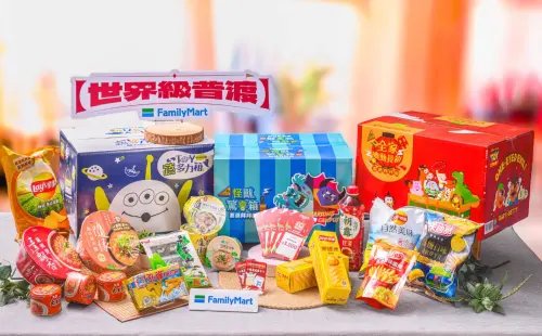 ▲全家即起推出5款中元福箱，最低只要399元，《玩具總動員》、《怪獸電力公司》經典IP系列都有。（圖／全家提供）