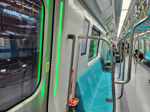 ▲新車廂車門兩側設有直覺的開關門提示燈，開門時顯示綠燈關門則顯示黃燈，方便旅客即時掌握車門狀態。（圖／台北捷運metro.taipei）