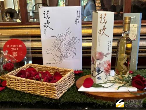 ▲「訪玫─南國玫瑰金門高粱酒」，將藝術美學與工藝佳釀完美融合，提升精品酒款定位，具收藏價值。（圖／記者金武鳳攝，2026.7.28)