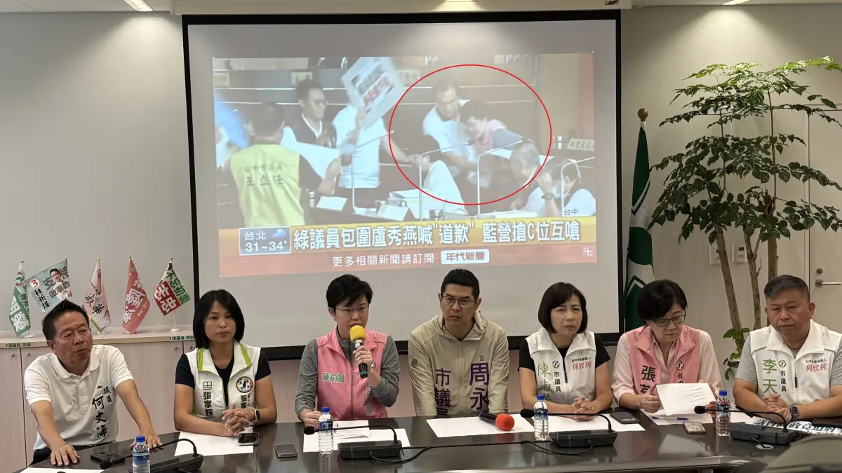 ▲陳俞融在記者會秀出影片畫面，指自己被賴義鍠撞到盧秀燕和黃國榮的後方，賴義鍠隨即伸手擋在她胸前（紅框處）。（圖／記者顏幸如攝，2026.07.28）