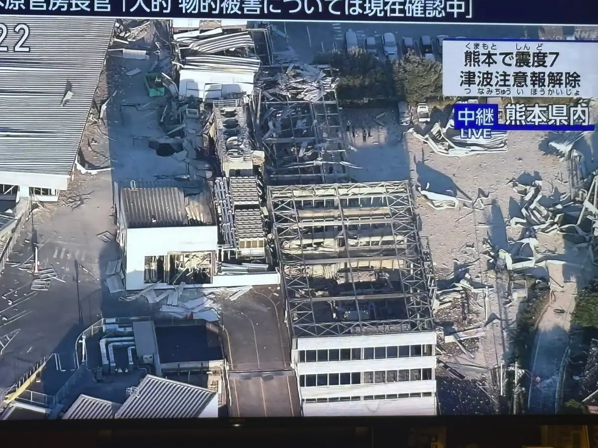 ▲日本熊本強震後，熊本縣嘉島町的永旺夢樂城突然發生爆炸。（圖／翻攝自NHK／@kennoguchi0821Ｘ）
