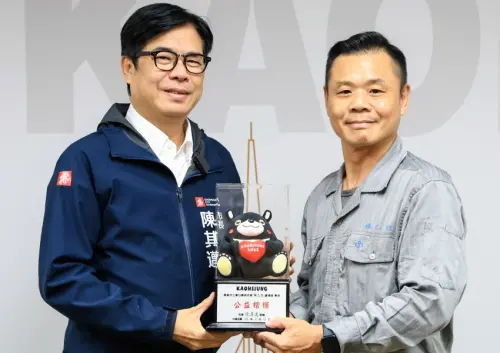▲高雄市工會行善特攻隊總領隊楊乙記(右)接受高雄市長陳其邁(左)頒獎表揚。(圖／高雄市政府勞工局提供)