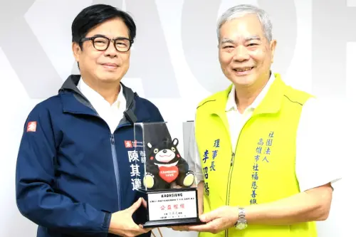 ▲高雄市社福慈善總會理事長李昭揚(右)接受高雄市長陳其邁(左)頒獎表揚。(圖／高雄市政府勞工局提供)