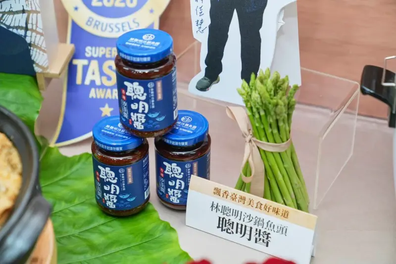    ▲商業署協助之下開發出「沙茶醬聰明醬」，得走到超商跟世界的舞台，爭取到貨櫃型訂單，對於在地小吃就很大突破。（圖／經濟部提供）  