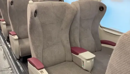 ▲台灣高鐵新世代列車，商務車廂閱讀燈在座椅頭枕側邊、照射面積加大。（圖／台灣高鐵提供）