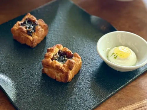 ▲酥香的麵包裹以Q彈黑糖麻糬。（圖／記者蕭涵云攝）