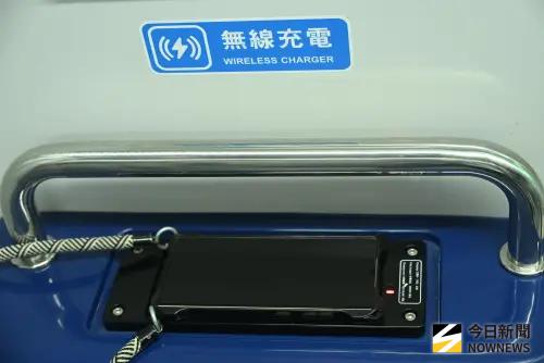 ▲台北捷運新列車頭尾車廂將特別提供手機無線充電服務。（圖／記者林調遜攝）