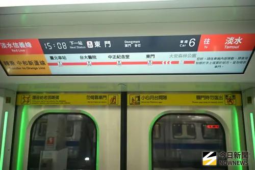 ▲台北捷運新列車開箱，「到站提示面板螢幕」變超大，不僅清楚標示現在時間、列車開往哪裡、現在站別、下一站是哪裡，也可以知道自己現在是位於第幾車廂。（圖／記者林調遜攝）